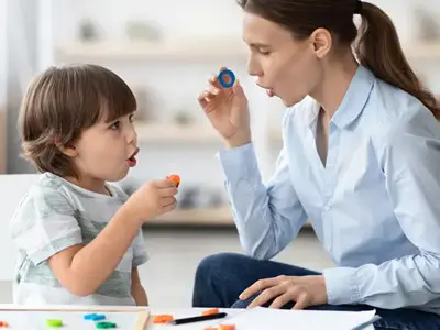 Bild Kind mit Logopädin