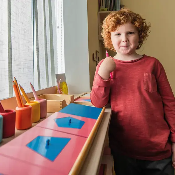 Kind mit Motessori Material