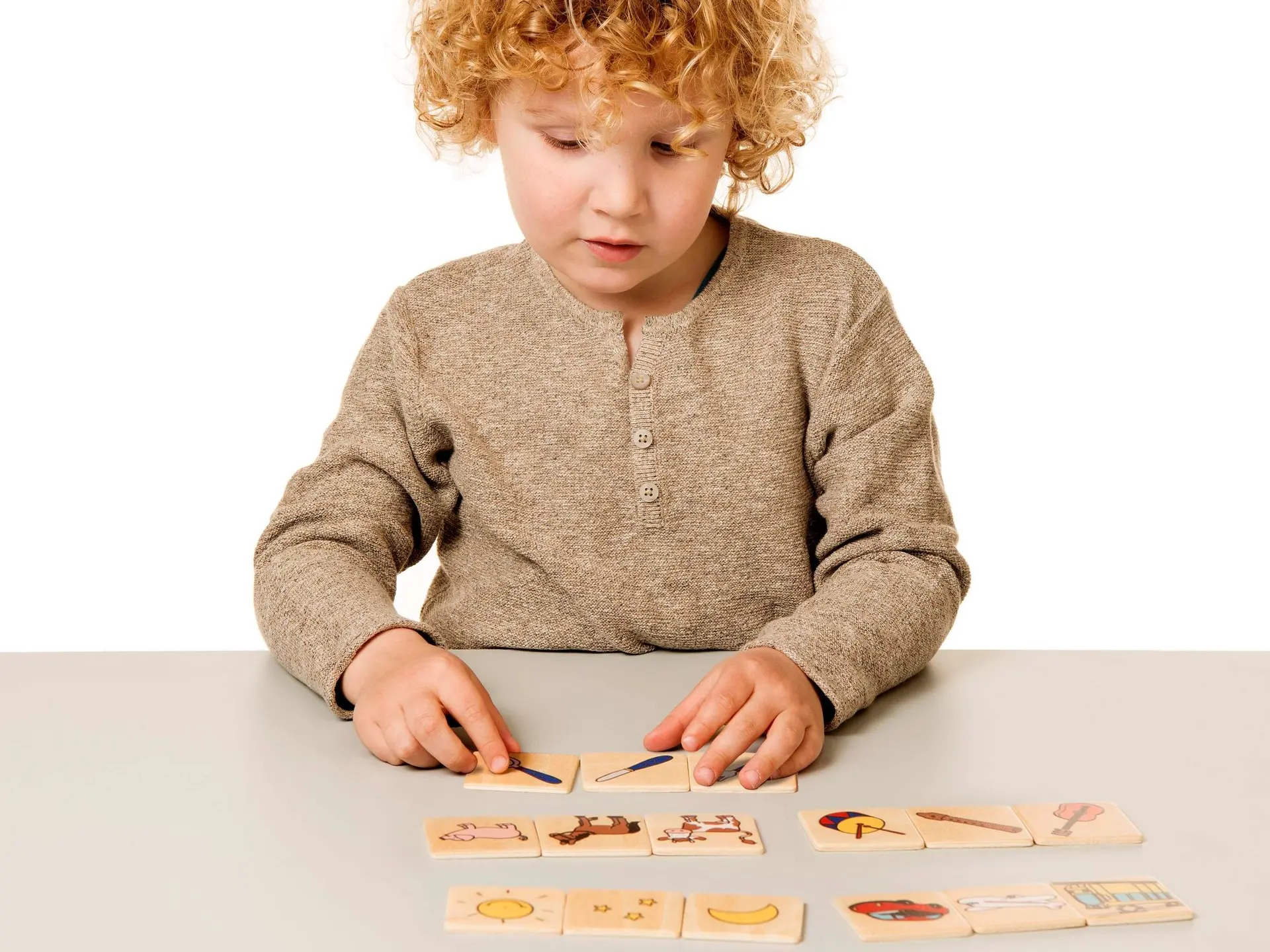 Kind mit Sortier drei